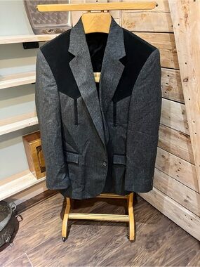 Men's Charcoal Gray Blazer with Contrasting Black Yoke